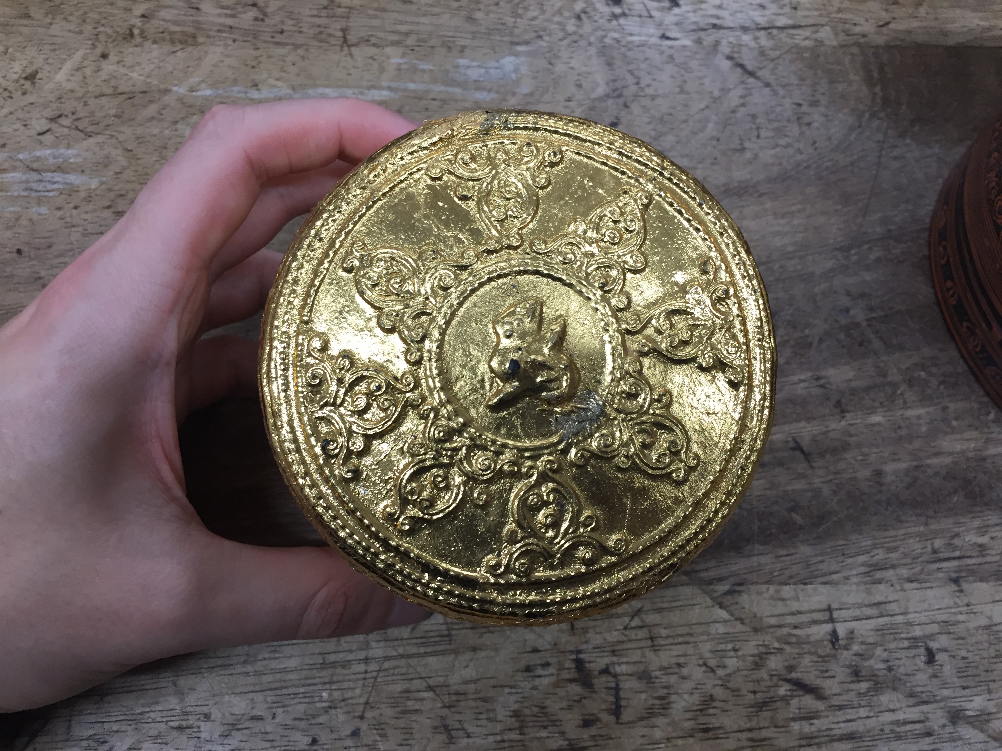 A SMALL BURMESE GILDED LACQUER BOX AND COVER OFFERED ON BEHALF OF PROSPECT BURMA TO BENEFIT - Image 3 of 14