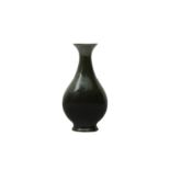 A CHINESE MONOCHROME GREEN-GLAZED VASE 清十八或十九世紀 黑釉瓶