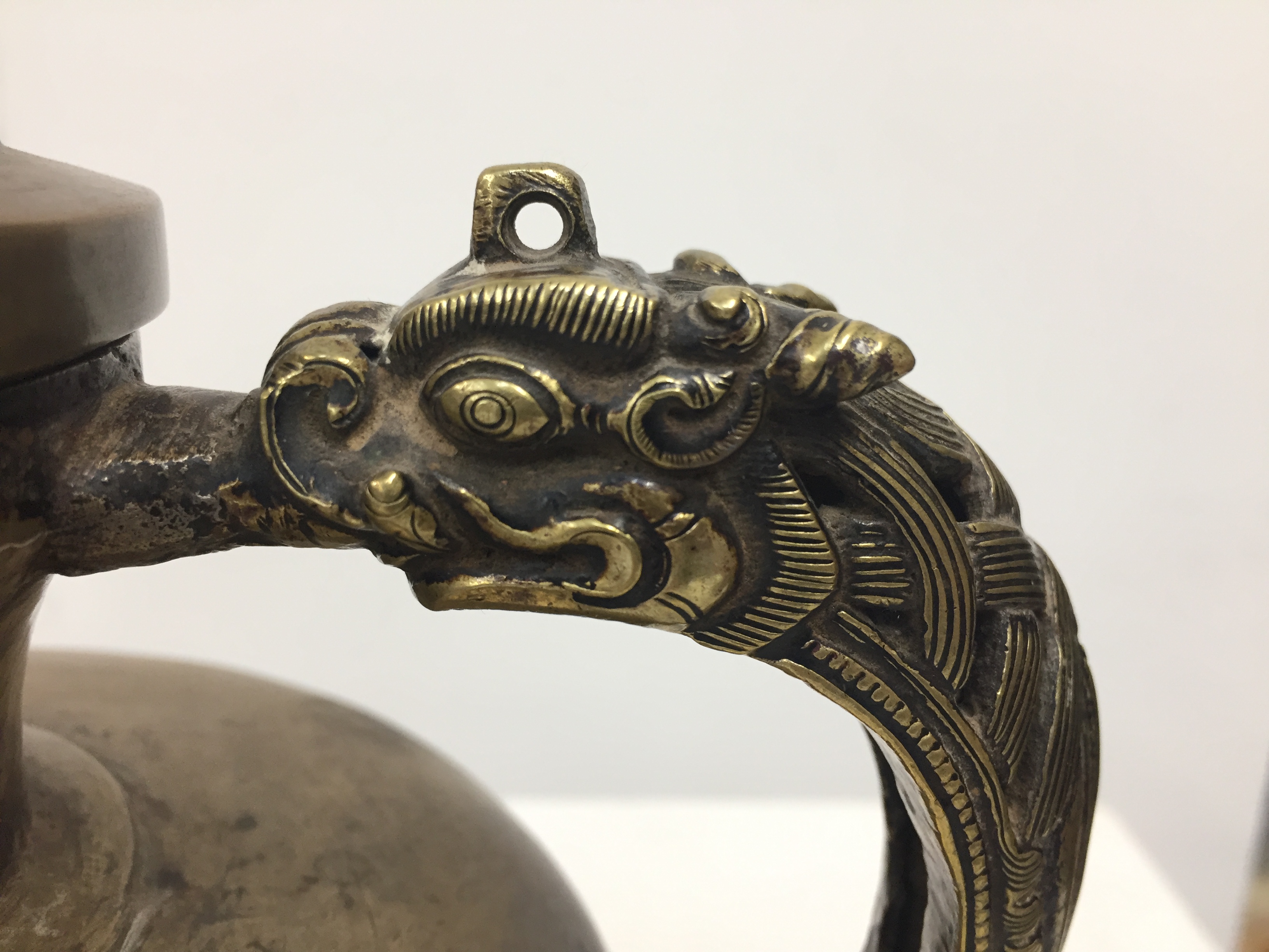 A TIBETAN BRONZE EWER AND COVER 十九世紀 銅執壺 - Image 3 of 17