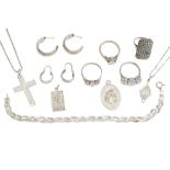 A GROUP OF SILVER JEWELLERY
