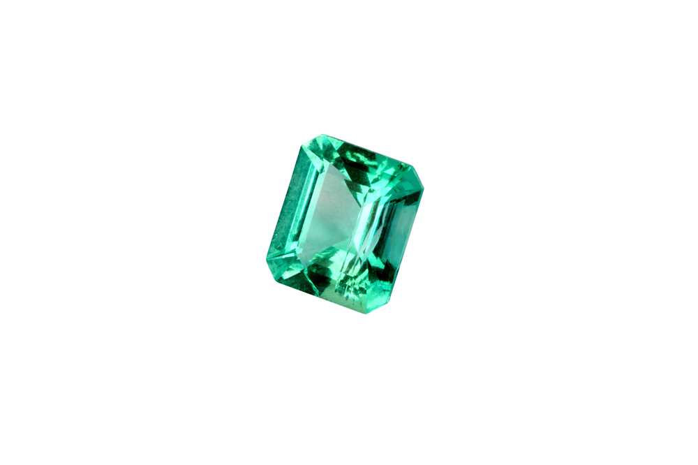 A LOOSE EMERALD