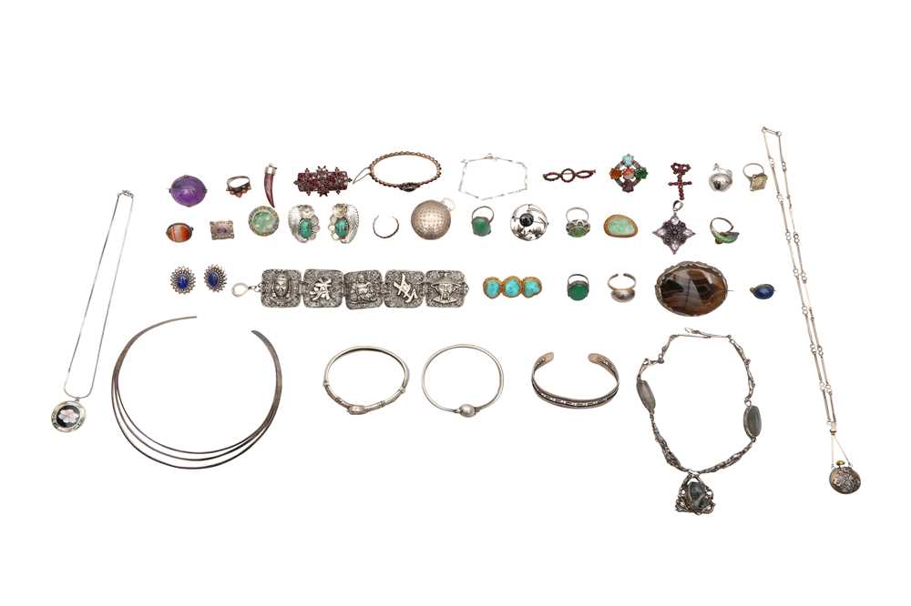 A COLLECTION OF MISCELLANEOUS SILVER AND WHITE METAL MOUNTED JEWELLERY - Image 2 of 2