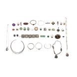 A COLLECTION OF MISCELLANEOUS SILVER AND WHITE METAL MOUNTED JEWELLERY