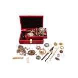 A CASKET OF MISCELLANEOUS JEWELLERY
