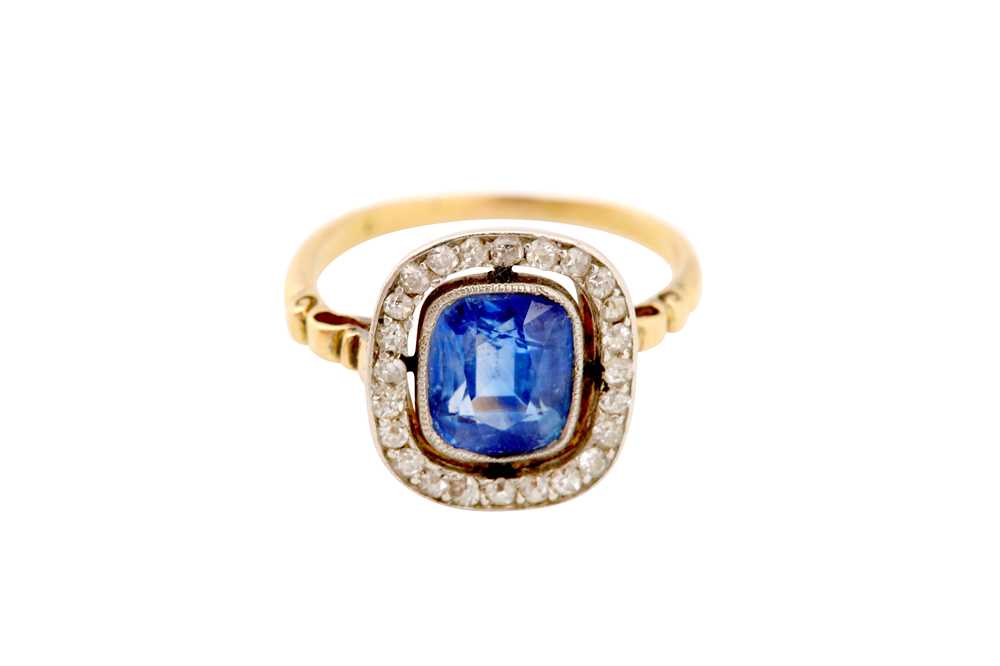 A SAPPHIRE AND DIAMOND CLUSTER RING - Image 2 of 5