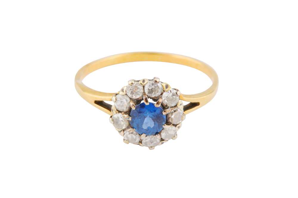 A SAPPHIRE AND DIAMOND CLUSTER RING - Image 4 of 5