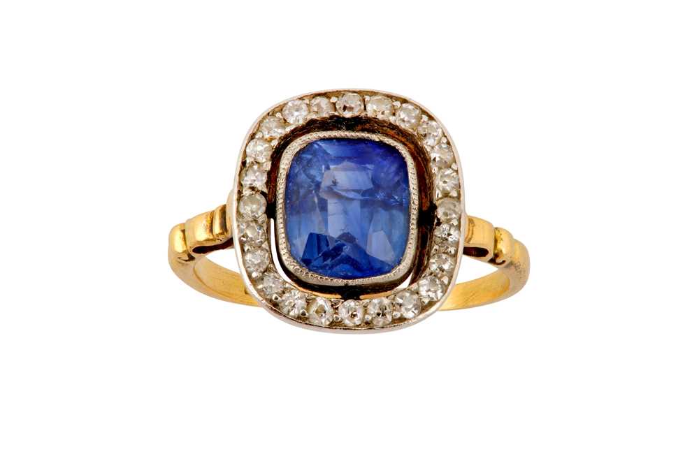 A SAPPHIRE AND DIAMOND CLUSTER RING - Image 3 of 5