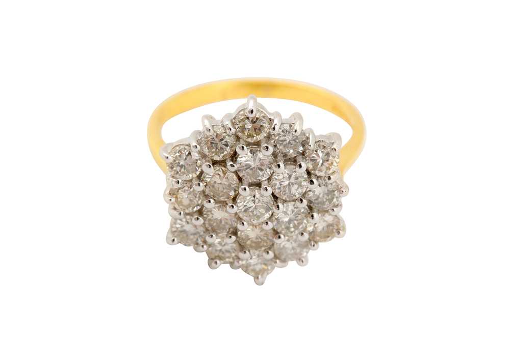 A DIAMOND CLUSTER RING - Image 5 of 6
