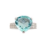 AN AQUAMARINE AND DIAMOND RING