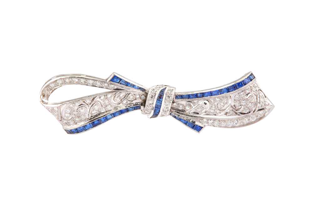 A SAPPHIRE AND DIAMOND BROOCH