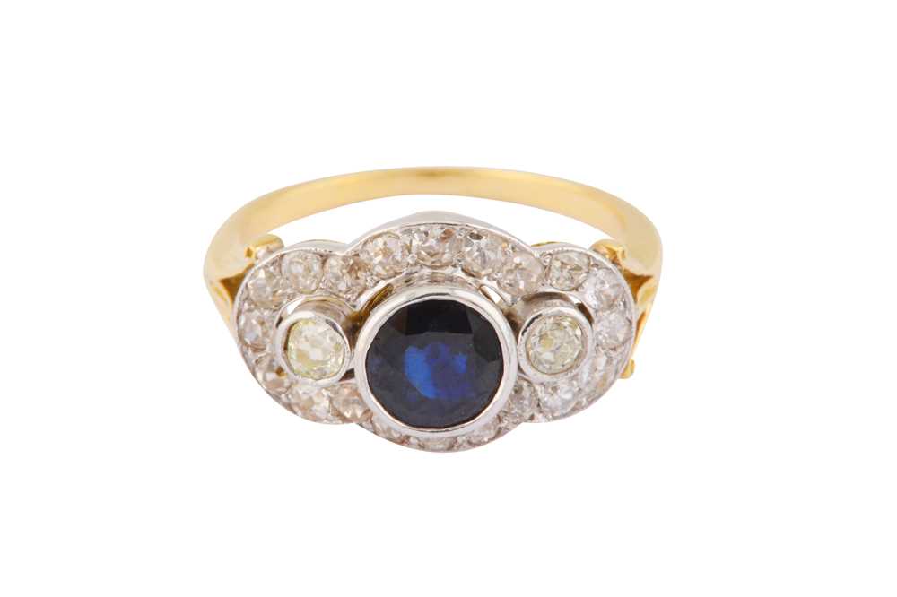 A SAPPHIRE AND DIAMOND RING - Image 2 of 5