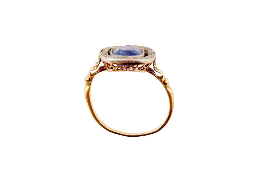 A SAPPHIRE AND DIAMOND CLUSTER RING - Image 5 of 5