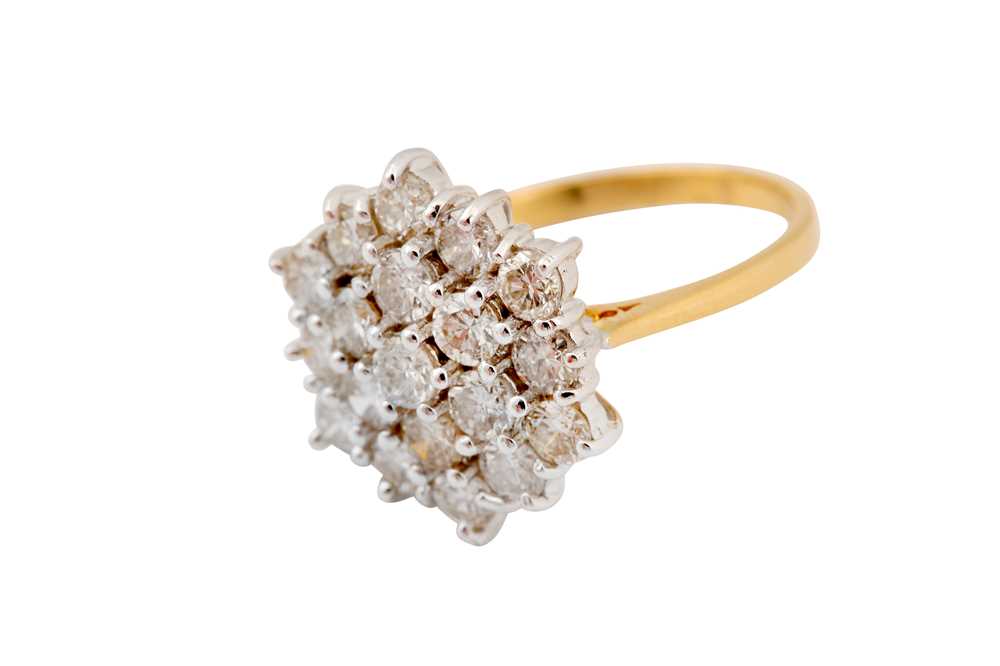 A DIAMOND CLUSTER RING - Image 4 of 6