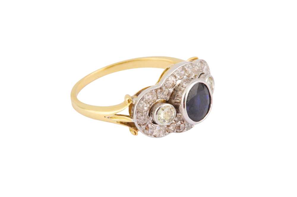 A SAPPHIRE AND DIAMOND RING - Image 3 of 5