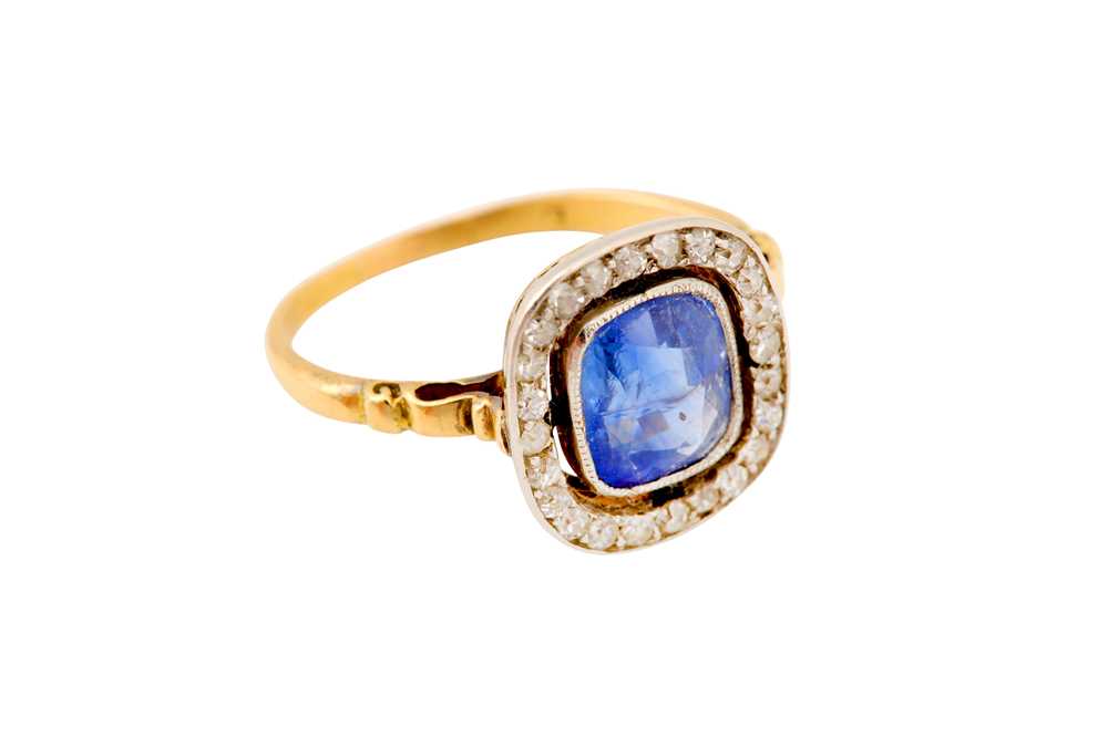 A SAPPHIRE AND DIAMOND CLUSTER RING - Image 4 of 5