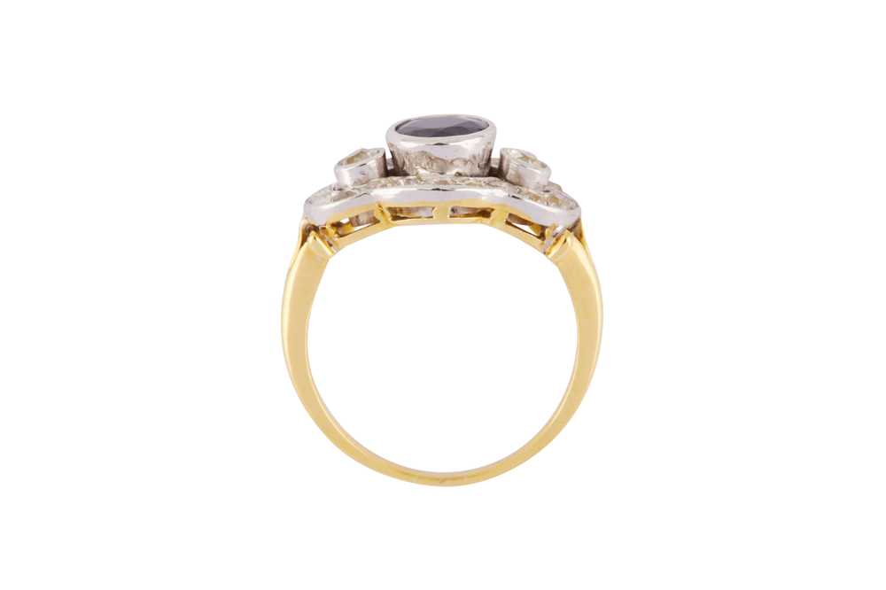 A SAPPHIRE AND DIAMOND RING - Image 4 of 5