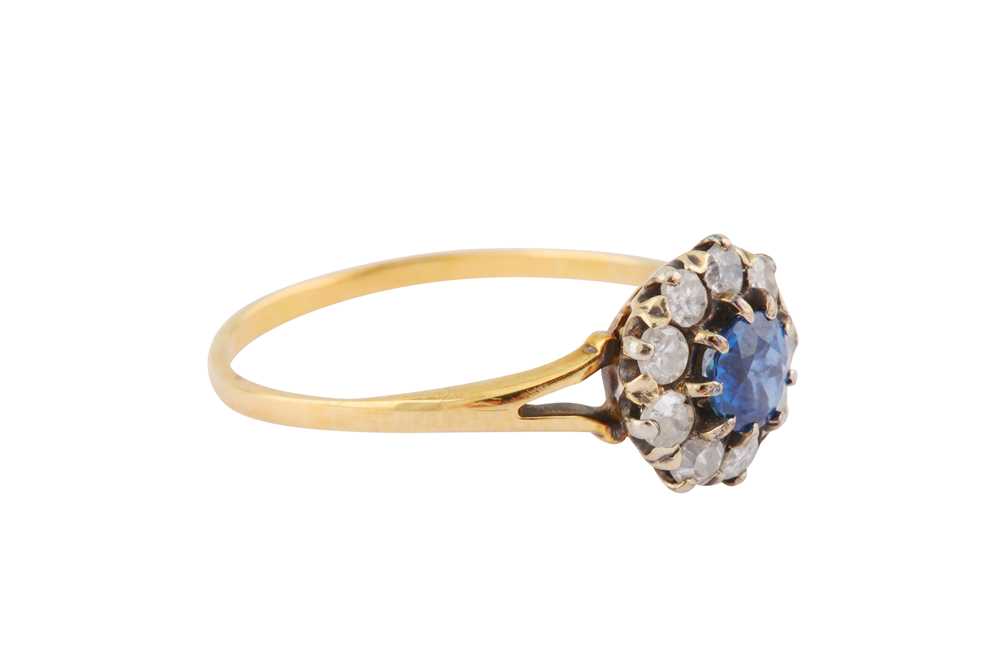 A SAPPHIRE AND DIAMOND CLUSTER RING - Image 2 of 5