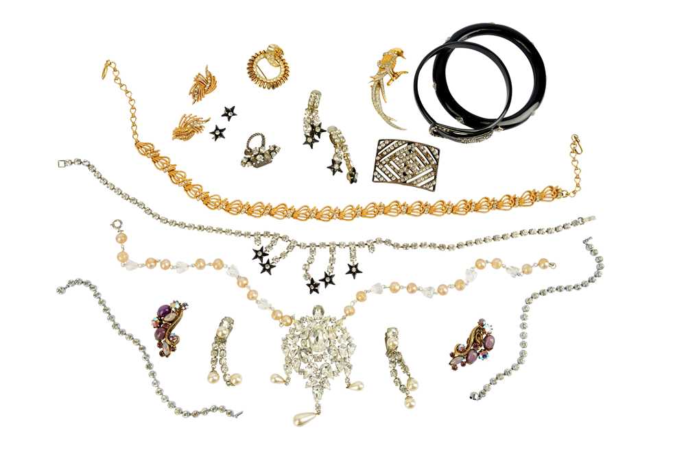 A COLLECTION OF COSTUME JEWELLERY