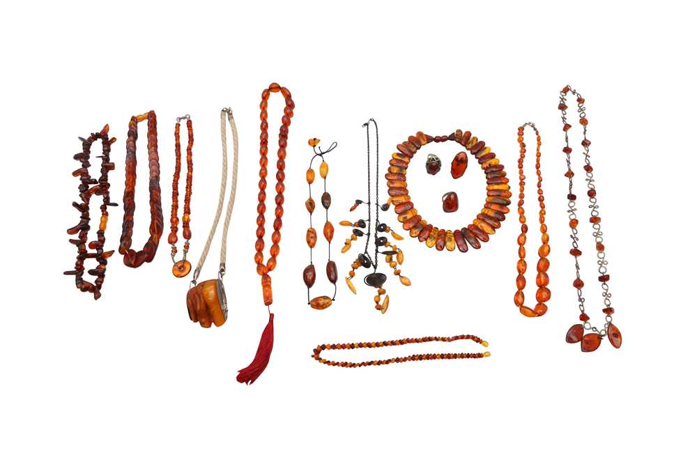 A COLLECTION OF MISCELLANEOUS AMBER JEWELLERY - Image 2 of 2