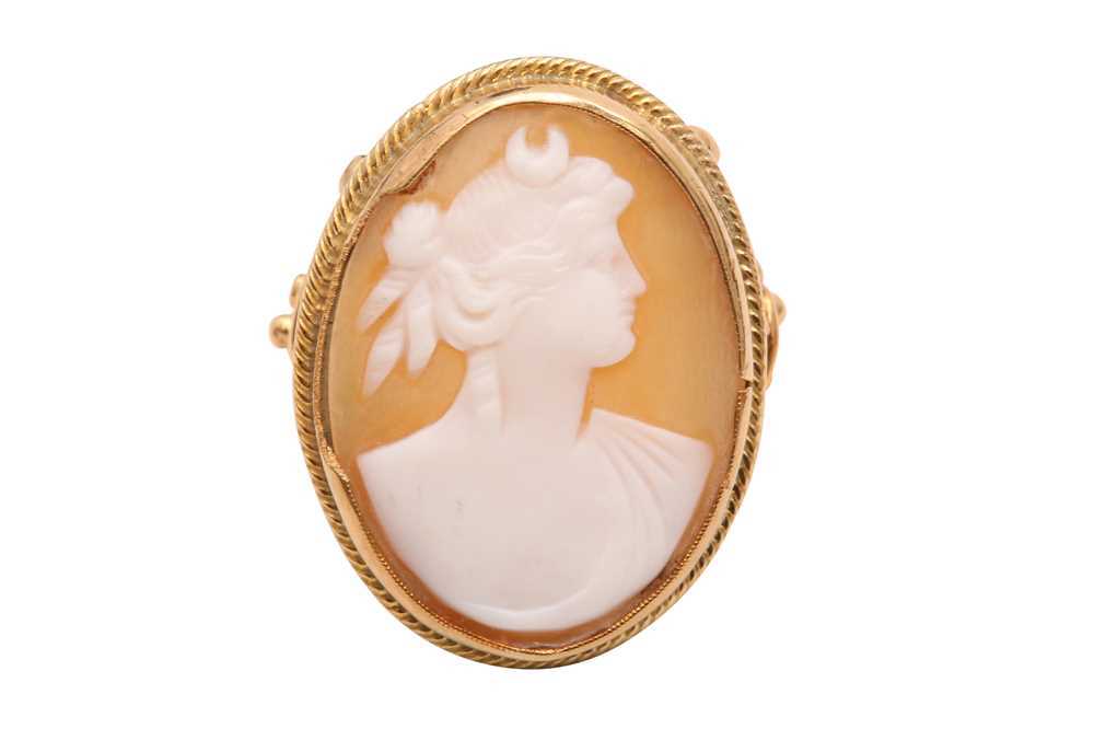 A GATE BRACELET AND A CAMEO RING - Image 4 of 5