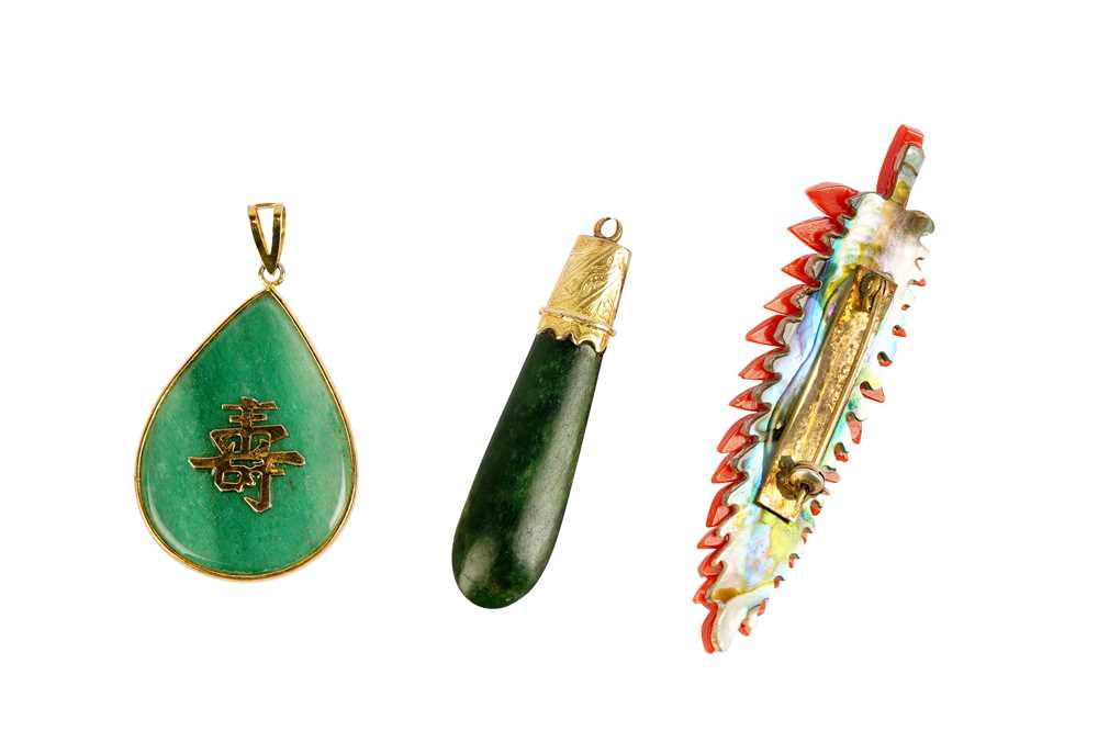 A GROUP OF CORAL, JADE, AND AVENTURINE QUARTZ JEWELLERY - Image 2 of 2