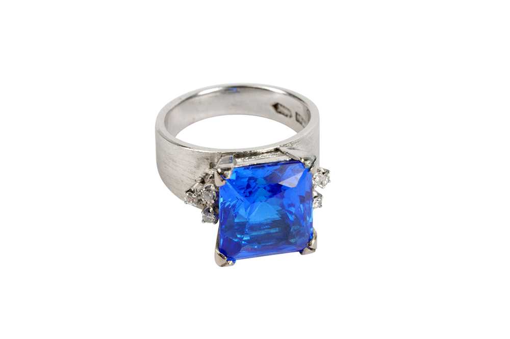 A SYNTHETIC BLUE SPINEL RING