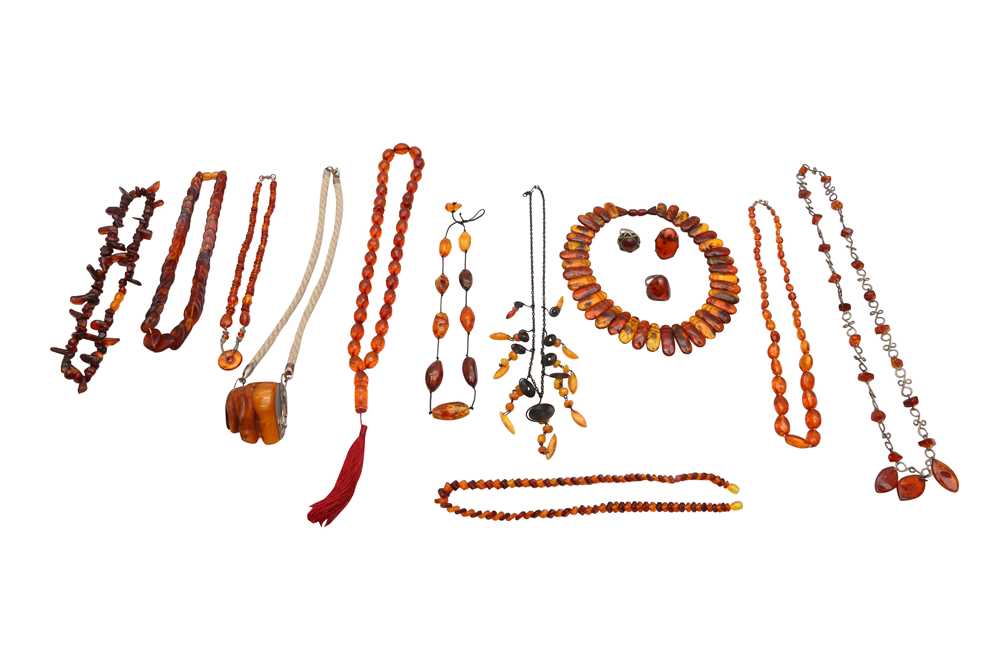 A COLLECTION OF MISCELLANEOUS AMBER JEWELLERY