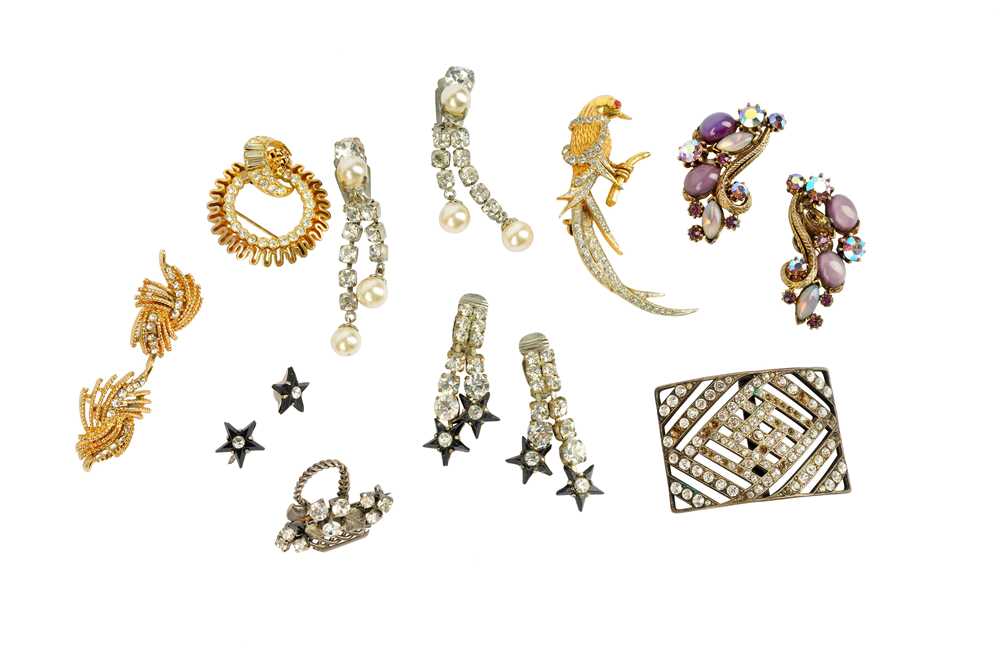 A COLLECTION OF COSTUME JEWELLERY - Image 2 of 3