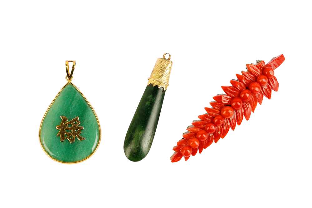 A GROUP OF CORAL, JADE, AND AVENTURINE QUARTZ JEWELLERY