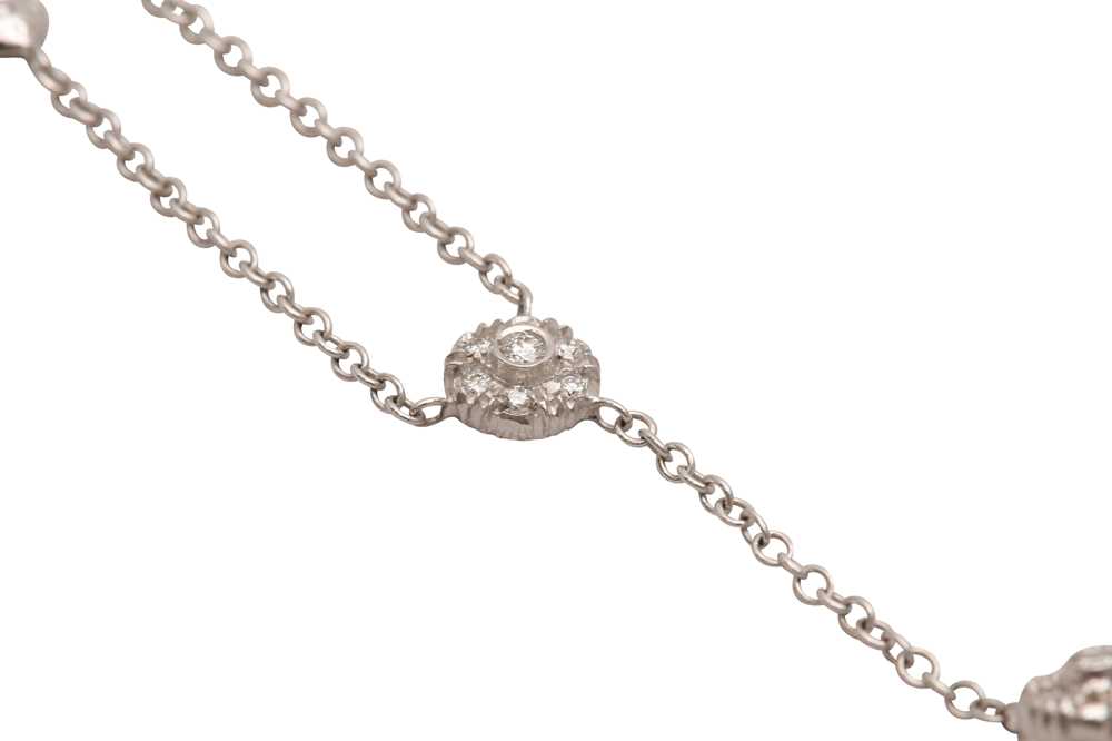 A DIAMOND PENDANT NECKLACE - Image 2 of 4