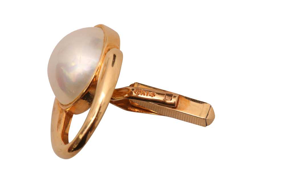 A PAIR OF PEARL CUFFLINKS - Image 4 of 4