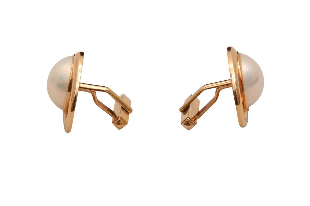 A PAIR OF PEARL CUFFLINKS - Image 2 of 4