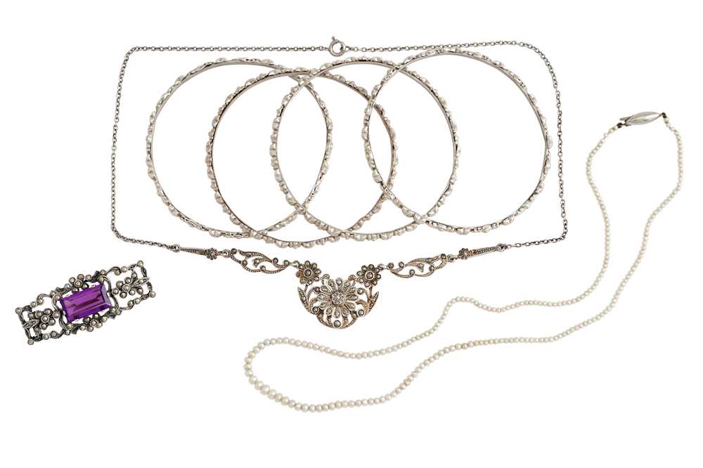 A GROUP OF SILVER JEWELLERY