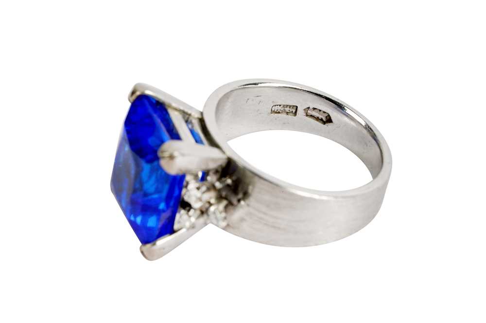 A SYNTHETIC BLUE SPINEL RING - Image 2 of 2