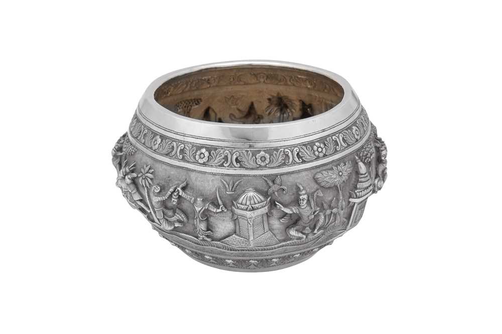 A large late 19th / early 20th century Anglo - Indian unmarked silver bowl, Lucknow circa 1900 - Image 5 of 9
