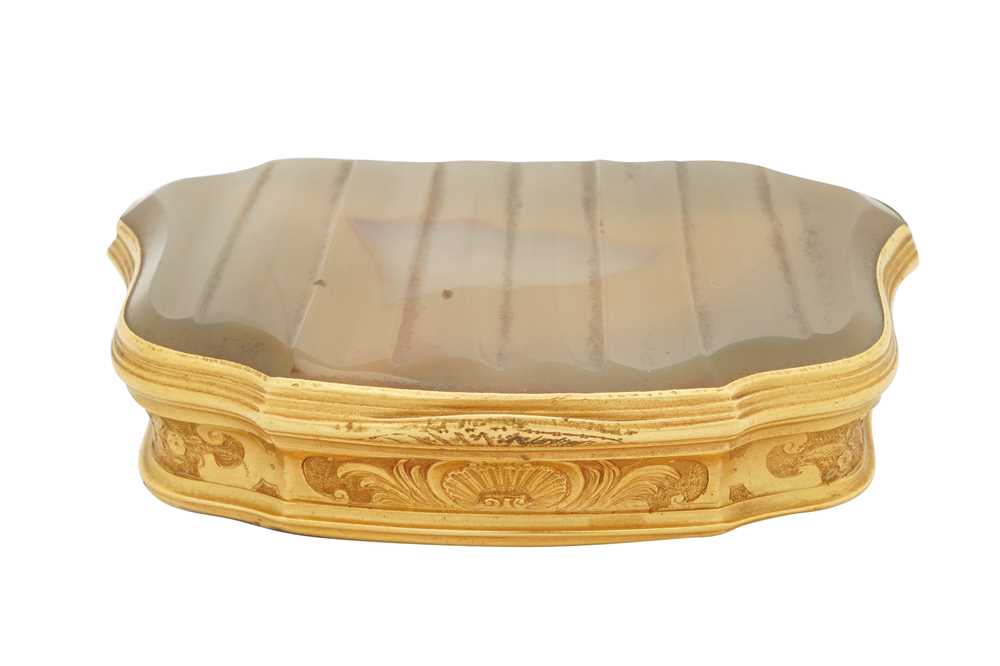 A mid-18th century George II unmarked gold mounted agate snuff box, circa 1750 - Image 2 of 4