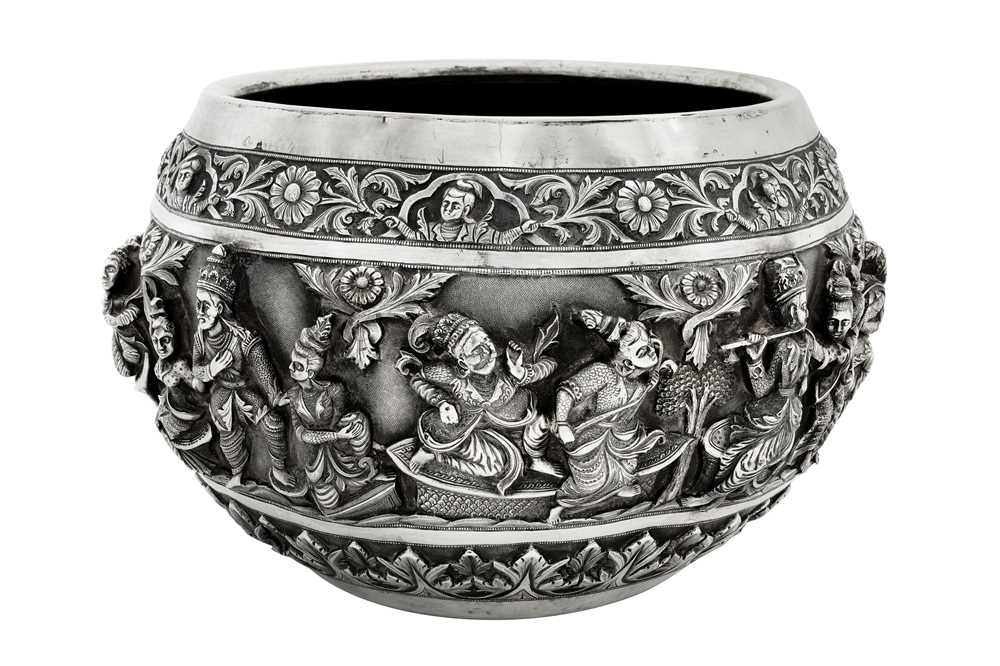 A very large early 20th century Anglo – Indian unmarked silver bowl, Lucknow circa 1910 - Image 3 of 4