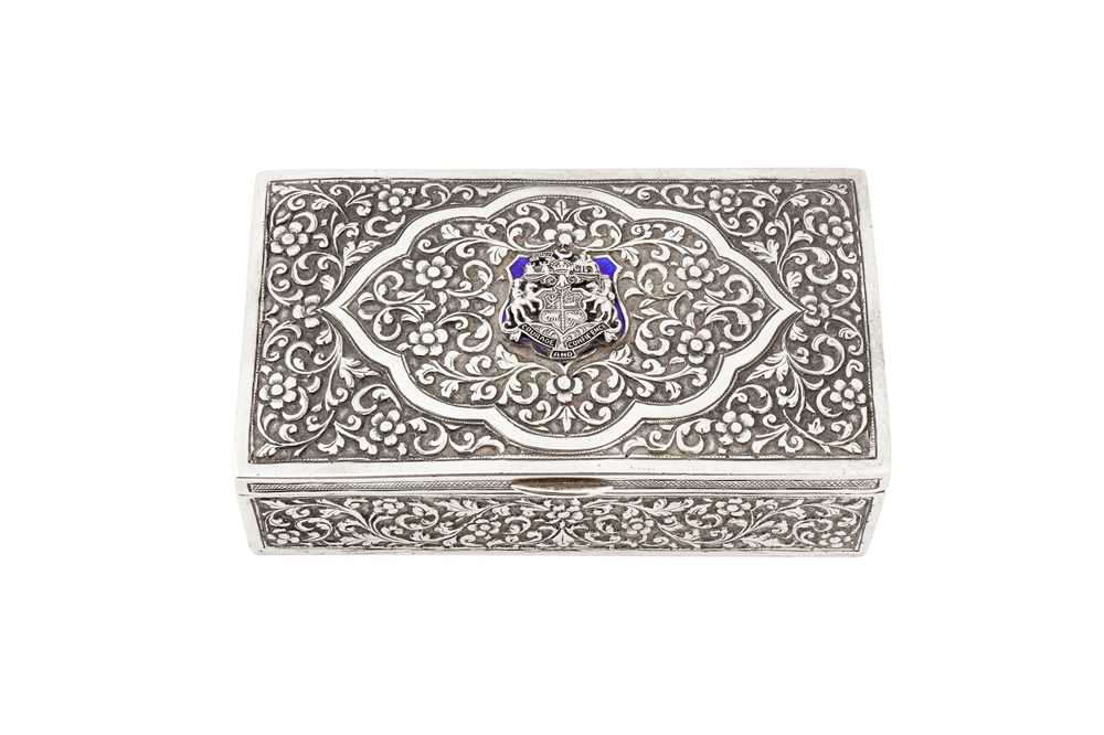 An early 20th century Anglo – Indian unmarked silver cigarette box, Cutch circa 1910 - Image 2 of 4