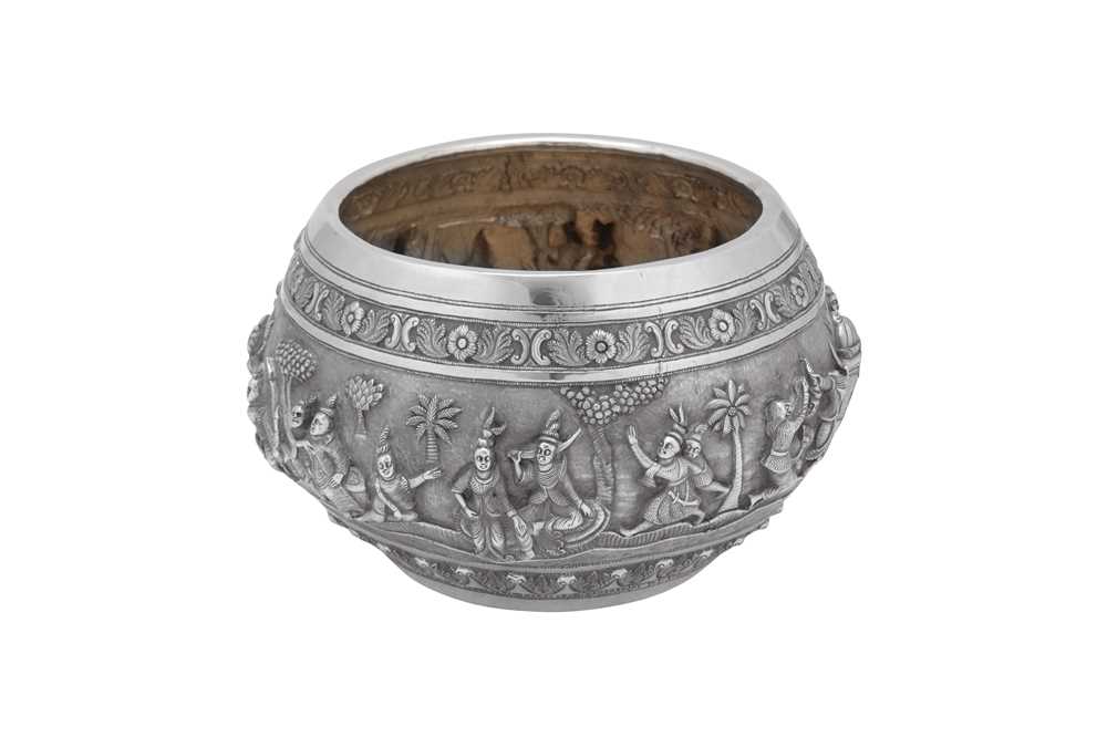 A large late 19th / early 20th century Anglo - Indian unmarked silver bowl, Lucknow circa 1900 - Image 3 of 9