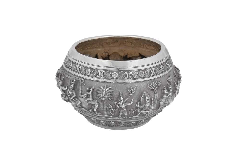 A large late 19th / early 20th century Anglo - Indian unmarked silver bowl, Lucknow circa 1900 - Image 6 of 9