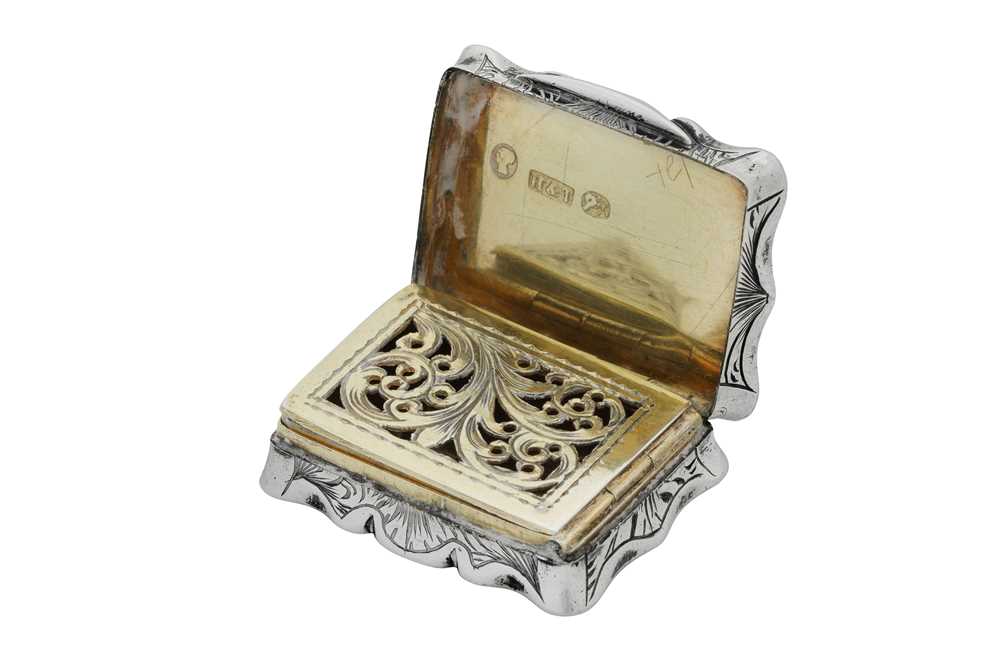 A Victorian sterling silver vinaigrette, Birmingham 1852 by Taylor and Perry - Image 4 of 5