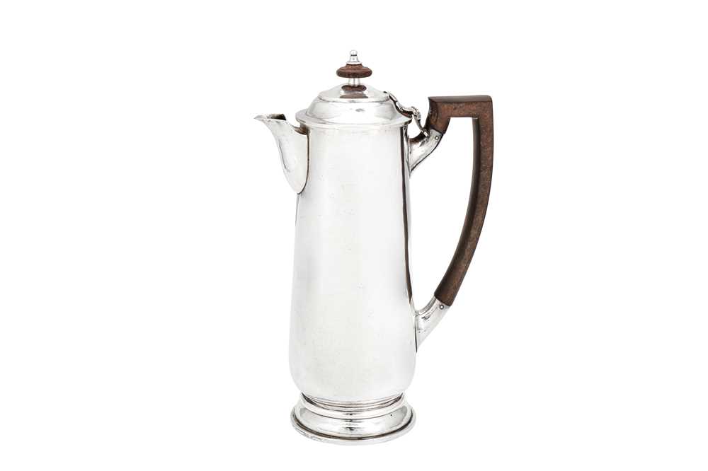 A George V 'Arts and Crafts' sterling silver hot water or coffee pot, London 1915 by Charles John Pl - Image 2 of 4