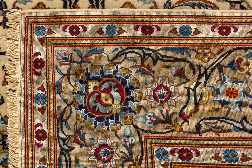 A FINE KASHAN RUG, CENTRAL PERSIA - Image 8 of 8