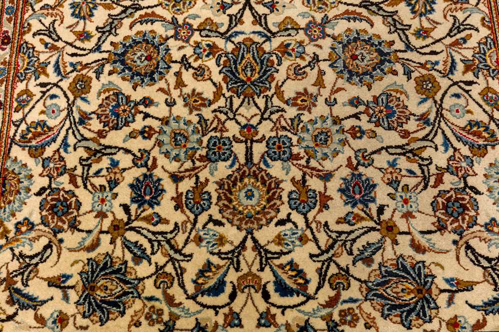 A FINE KASHAN RUG, CENTRAL PERSIA - Image 5 of 8