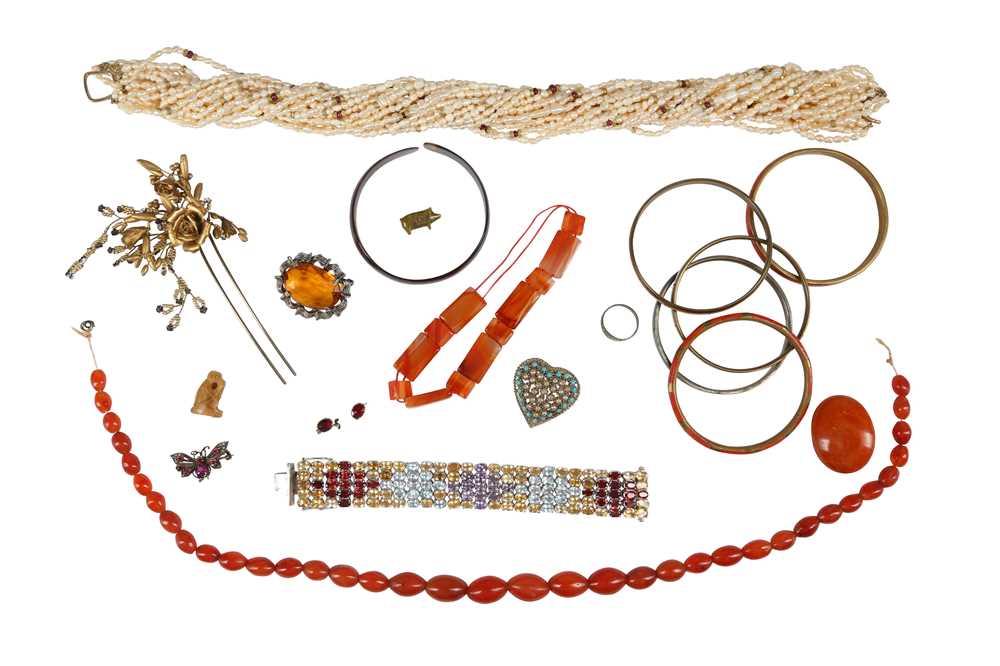 A GROUP OF SILVER AND COSTUME JEWELLERY
