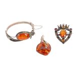 A GROUP OF SILVER AND AMBER JEWELLERY