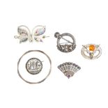 A GROUP OF SILVER JEWELLERY AND A GROUP OF BROOCHES