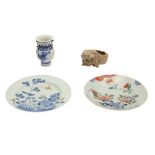 A GROUP OF CHINESE AND JAPANESE PORCELAIN, 19TH-20TH CENTURY