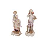 A PAIR OF 19TH CENTURY SITZENDORF COURTING FIGURES