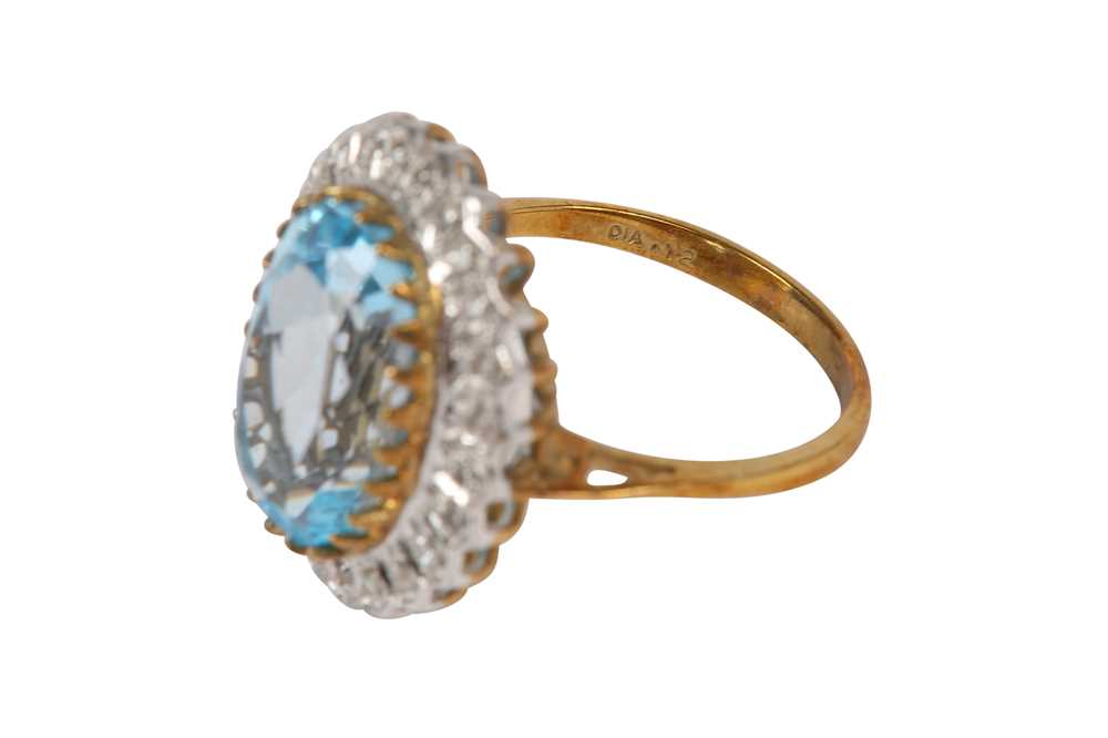A TOPAZ AND DIAMOND CLUSTER RING - Image 3 of 3